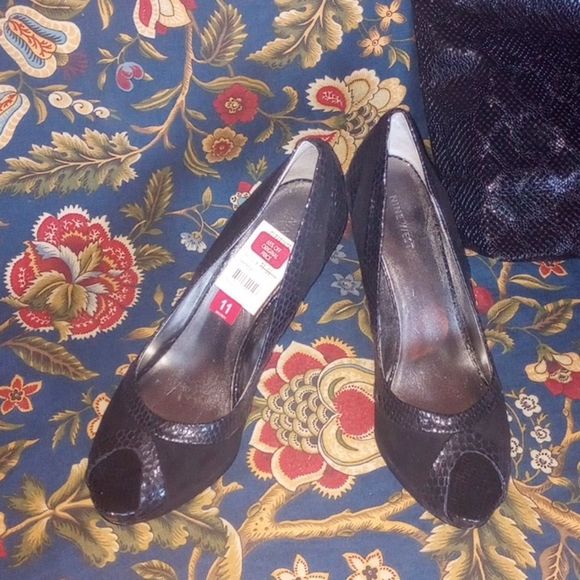 Nine West Textured Black Peek Toe Heels - Picture 4 of 6